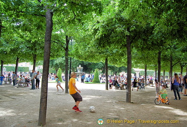 All kinds of activities at the Place des Vosges